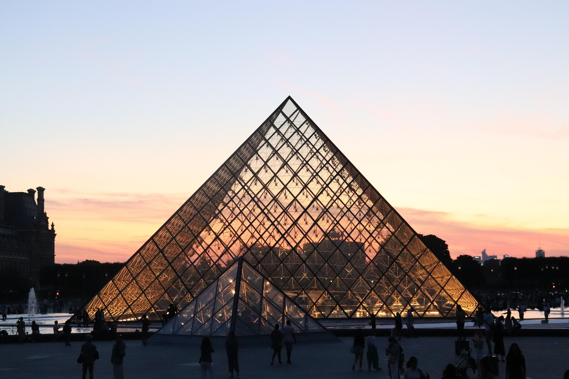 louvre pyramid sunset